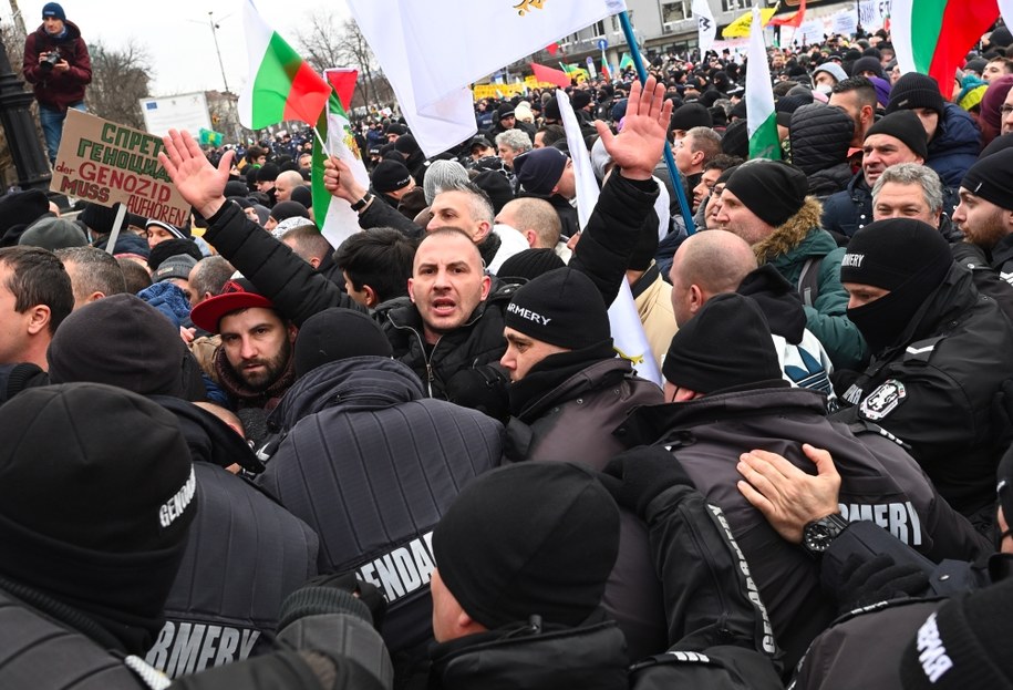 Bułgaria: Protest przeciw szczepieniom w dniu najwyższego przyrostu zakażeń /VASSIL DONEV /PAP/EPA