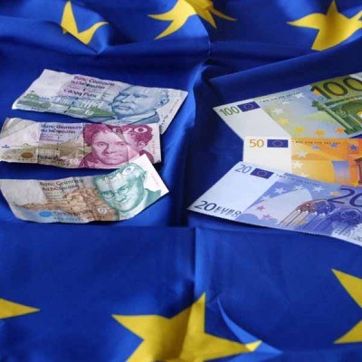 Bułgarzy - najbiedniejsi teraz w Unii Europejskiej - chcą mieć euro w 2013 r. /AFP