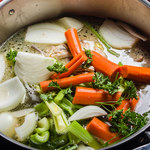 Bulion warzywny: Aromatyczna baza do wyśmienitych zup i sosów. Jak przygotować go w domowym zaciszu?