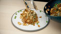 „Bułka z masłem”: Makaron ryżowy smażony z groszkiem i tofu 