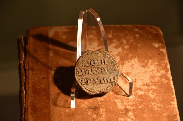 Bulla pochodzi z XIV wieku, wystawił ją papież Bonifacty IX. /Muzeum Oręża Polskiego w Kołobrzegu /