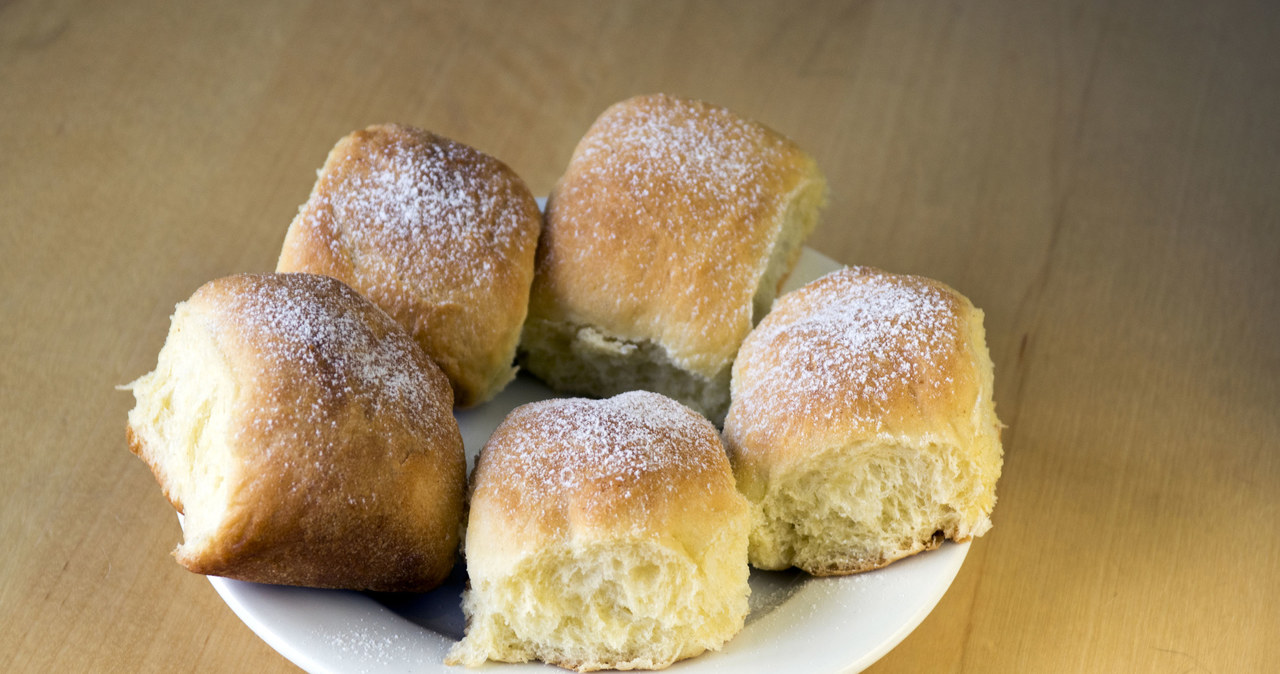 Bułweczki twarogowe możesz zrobić również z wiśnią, albo truskawką w środku /123RF/PICSEL