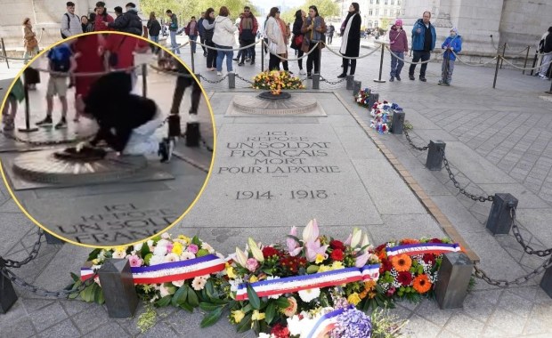 Bulwersujące nagranie: Odpalił papierosa od płomienia przy pomniku poległych