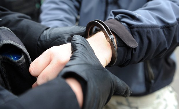 Bulwersujący przykład agresji na drodze. Zajechał drogę i strzelił kierowcy w głowę