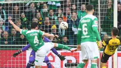 Bundesliga: 40-letni Pizarro nie zamierza kończyć kariery