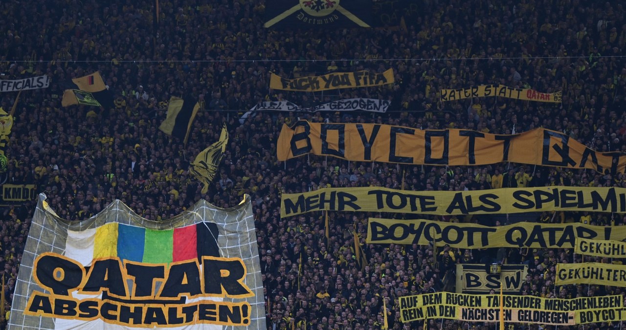 Bundesliga. Kibice Borussii Dortmund i Bayernu Monachium wyraźnie zaznaczyli, co sądzą o mundialu w Katarze /INA FASSBENDER / AFP /AFP