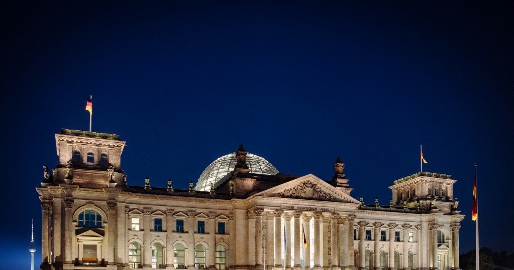 Bundestag nocą. Niemcy znieśli konstytucyjny "hamulec zadłużenia" /PAUL ZINKEN  /AFP