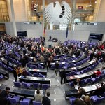 Bundestag: Wyższe pensje i surowsze kary dla posłów 