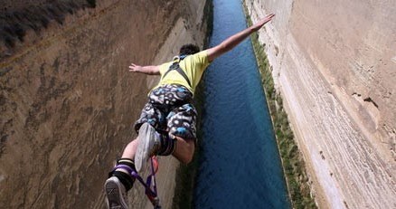 Bungee to niezły sposób na przetestowanie własnej odwagi... /AFP