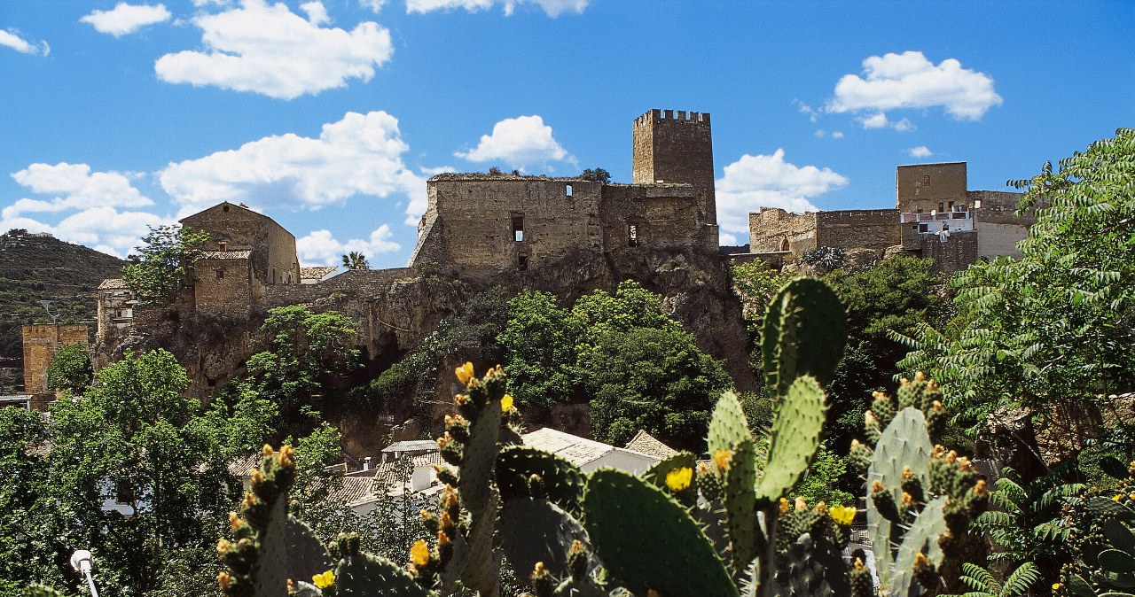Buñol to popularna miejscowość w Hiszpanii, znana głównie za sprawą niezwykłego festiwalu. Turyści mogą jednak odwiedzić na miejscu wiele zabytków, takich jak średniowieczny zamek. /Album / Prisma/EAST NEWS /East News