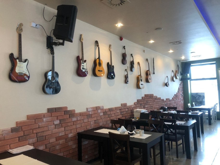 Bunt części restauratorów w Legionowie pod Warszawą. Mimo obowiązujących obostrzeń, po weekendzie zamierzają otworzyć swoje lokale i podawać posiłki na miejscu. /Michał Dobrołowcz /RMF FM