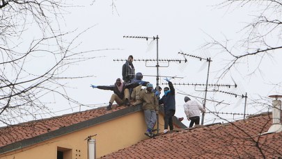Bunt we włoskich więzieniach, bo zawieszono odwiedziny z powodu koronawirusa 