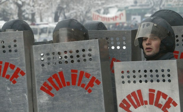 Buntownicy przejęli komisariat policji w Armenii. Trwają negocjacje