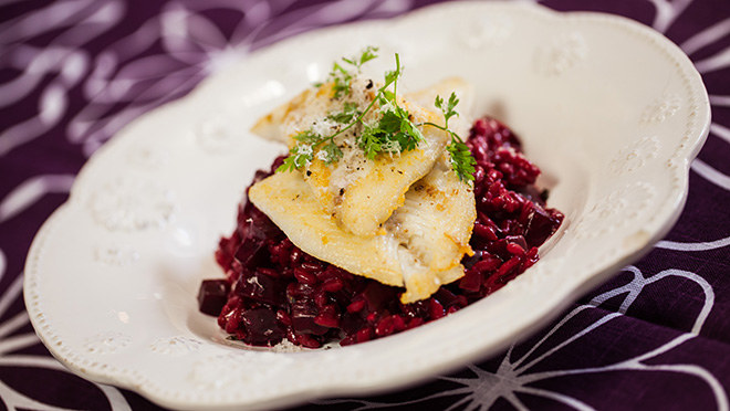 Buraczkowe risotto z sandaczem /materiały prasowe