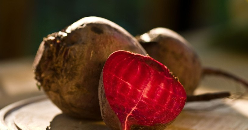 Buraki należy upiec w skórce i dopiero wtedy dodać je do wywaru /123RF/PICSEL