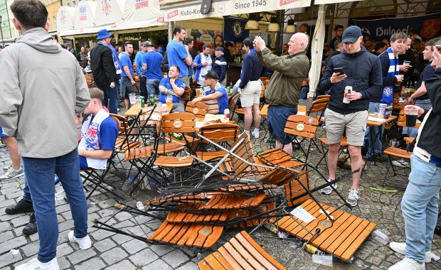 Burdy kibiców w centrum Wrocławia. "Policja będzie bezwzględna" NAGRANIA