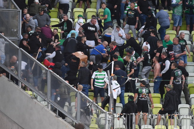 Burdy na stadionie w Gdańsku podczas meczu pomiędzy miejscową Lechią a Akademiją Pandev z Macedonii /PAP/Jan Dzban /PAP