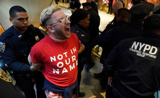 Burdy w Trump Tower. Niemal 100 osób aresztowanych