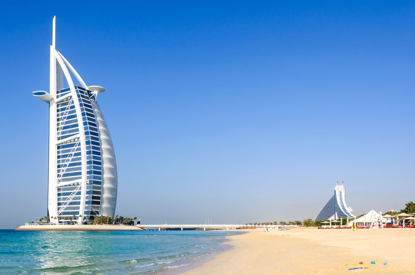 Burdż al-Arab jest najsłynniejszym hotelem w Dubaju /123RF/PICSEL