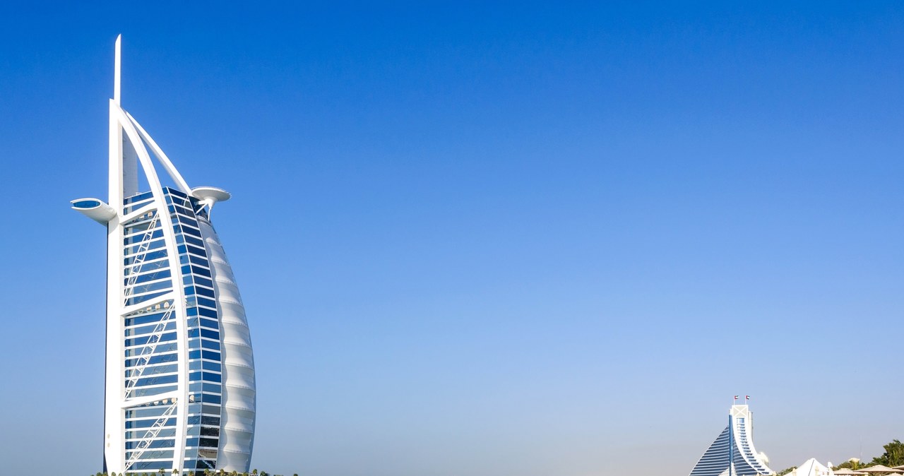 Burdż al-Arab jest najsłynniejszym hotelem w Dubaju /123RF/PICSEL