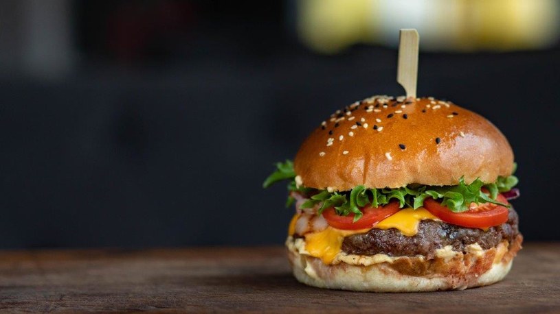 Burger King stanie przed sądem. Sieć została pozwana za serwowanie burgerów mniejszych, niż te przedstawione na reklamach /.