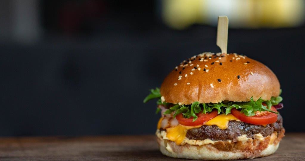 Burger King stanie przed sądem. Sieć została pozwana za serwowanie burgerów mniejszych, niż te przedstawione na reklamach /.