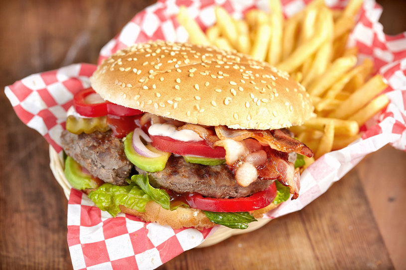 Burger z awokado /123RF/PICSEL