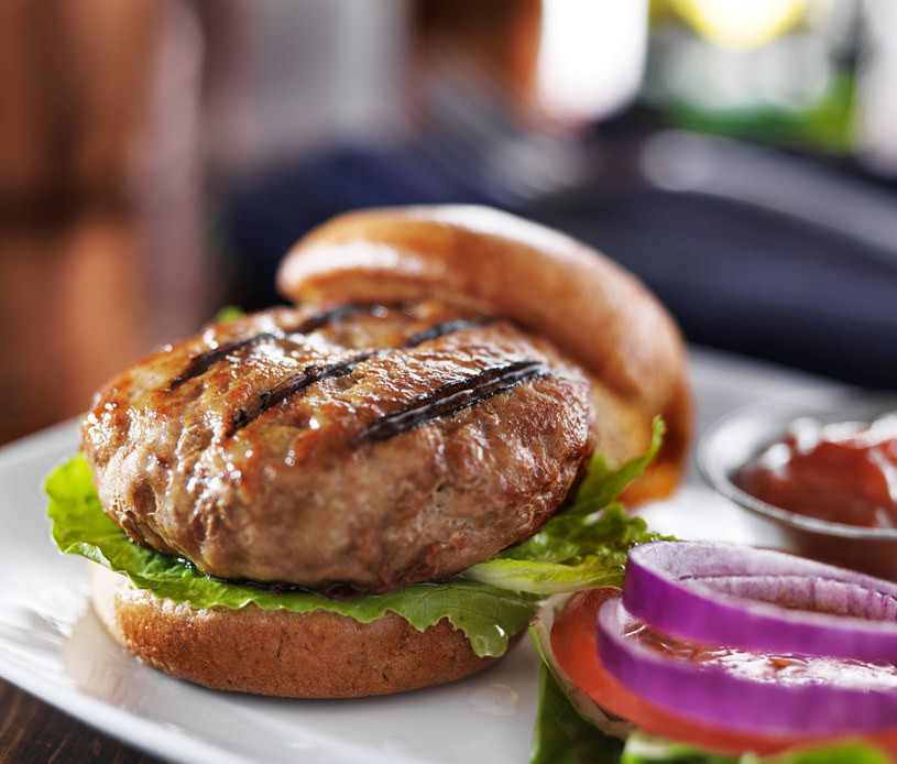 Burger z indyka to idealna alternatywa dla osób, które nie przepadają za wołowiną /123RF/PICSEL