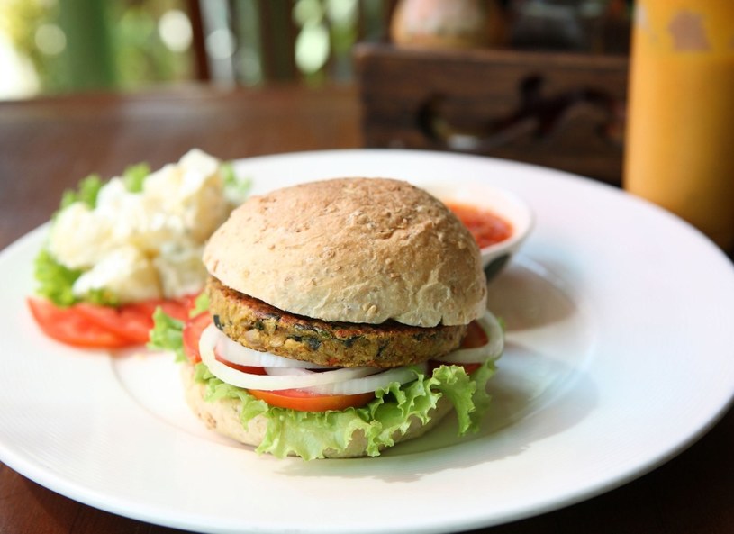 Burger z zielonej soczewicy zachwyci również mięsożerców /Picsel /123RF/PICSEL