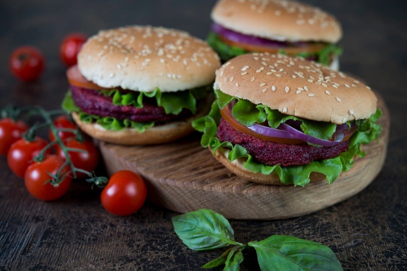 Burgery z buraczkami /123RF/PICSEL