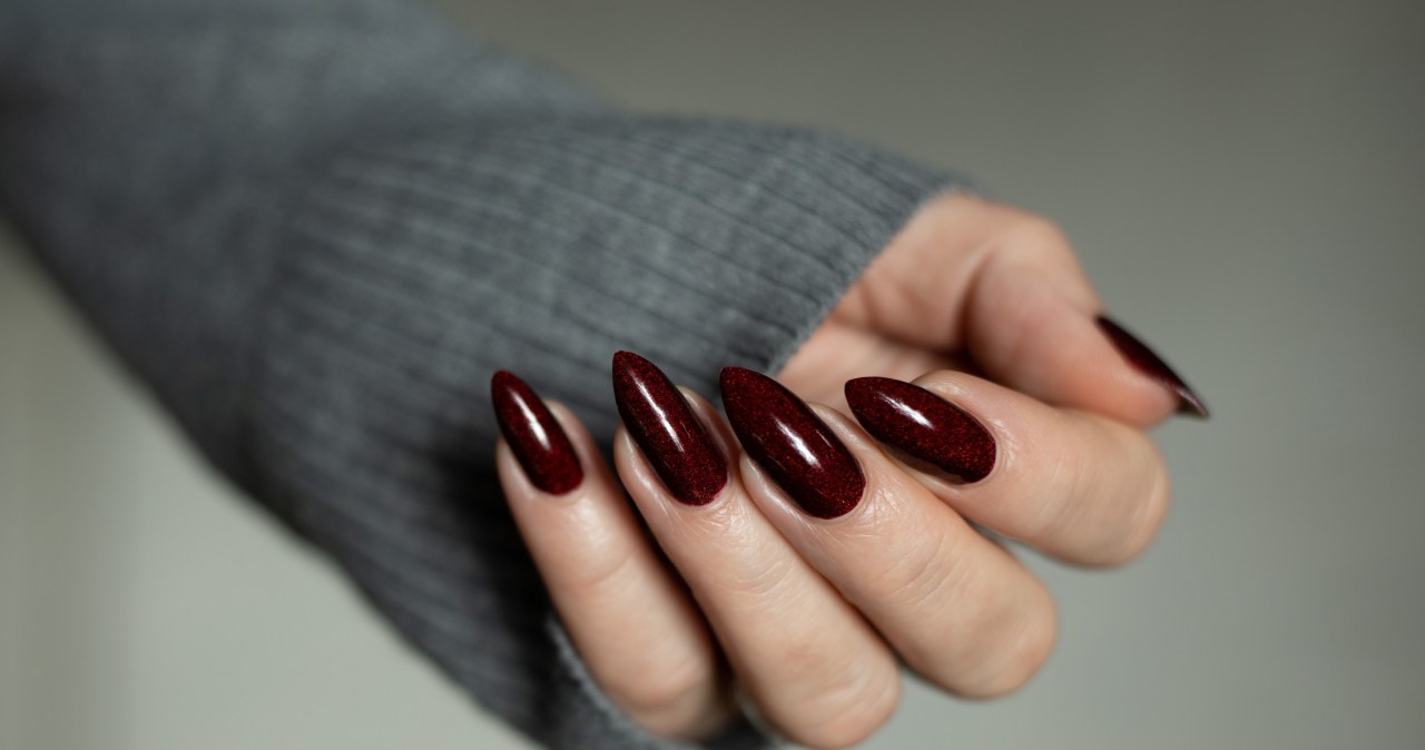 Burgundowy luksusowy manicure na zimę /123RF/PICSEL