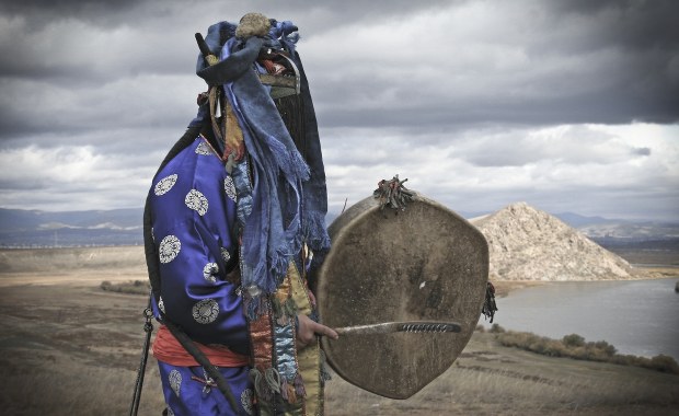 Buriaci wysyłają na front w Ukrainie jurty z szamanami