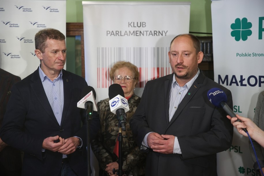 Burmistrz Kęt Krzysztof Klęczar (P), poseł Ireneusz Raś (L) i przewodnicząca Związku Emerytów i Rencistów Mirosława Miśta (C) podczas konferencji prasowej nt. obywatelskiego projektu ustawy Uczciwa Polska - 22 grudnia 2022 r. w Krakowie /	Łukasz Gągulski /PAP