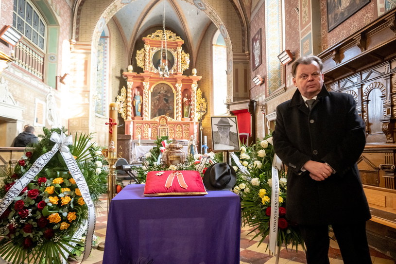Burmistrz Kowala Eugeniusz Gołembiewski podczas uroczystości pogrzebowych aktora Jana Nowickiego /Tytus Żmijewski /PAP