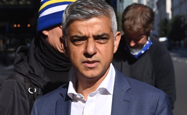 Burmistrz Londynu: Dodatkowe restrykcje pandemiczne są nieuniknione