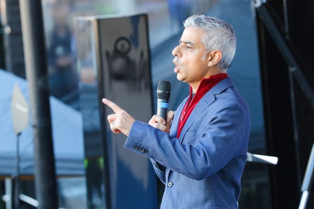 Burmistrz Londynu Sadiq Khan przemawia do uczestników marszu /VICKIE FLORES /PAP/EPA