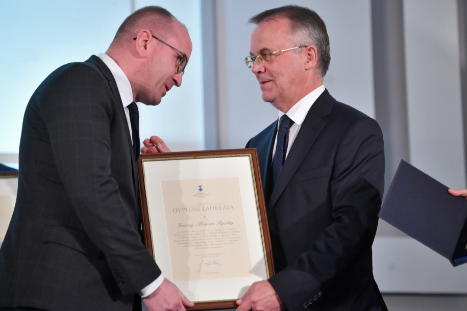 Burmistrz Pyzdr Przemysław Dębski odebrał nagrodę w kategorii architektura i budownictwo drewniane za dom podcieniowy w Pyzdrach /Radosław Pietruszka /PAP