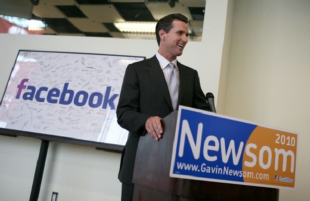 Burmistrz San Francisco Gavin Newsom z wizytą w siedzibie facebooka w Palo Alto (stan Kalifornia) /AFP