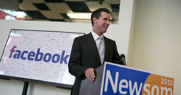 Burmistrz San Francisco Gavin Newsom z wizytą w siedzibie facebooka w Palo Alto (stan Kalifornia) /AFP