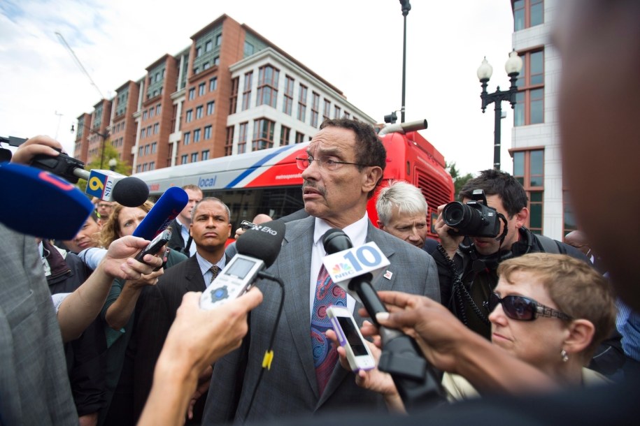 Burmistrz Waszyngtonu Vincent Gray w czasie konferencji prasowej /JIM LO SCALZO /PAP/EPA