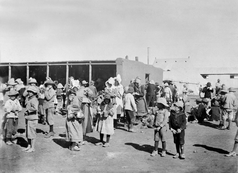Burskie dzieci w obozie koncentracyjnym /domena publiczna