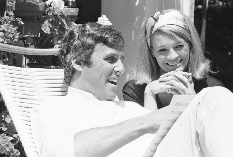Burt Bacharach z ówczesną żoną, Angie Dickinson, w ich domu w Los Angeles - lata 60. XX wieku /Bettmann /Getty Images