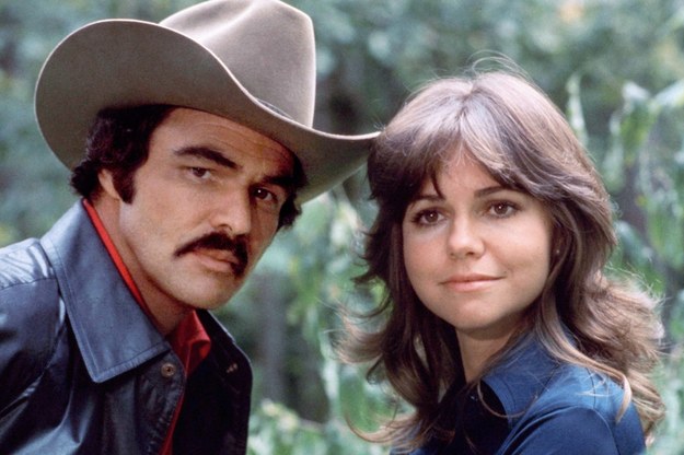 Burt Reynolds i Sally Field w filmie "Mistrz kierownicy ucieka" /Photoshot    /PAP