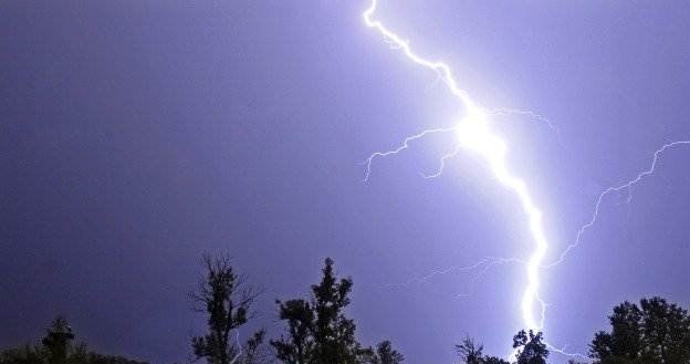 Burza jest naturalnym zagrożeniem dla urządzeń elektronicznych... /AFP