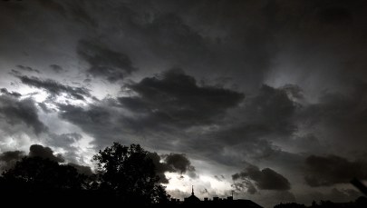 Burza nad Radomiem. Uszkodzone dachy, powalone drzewa