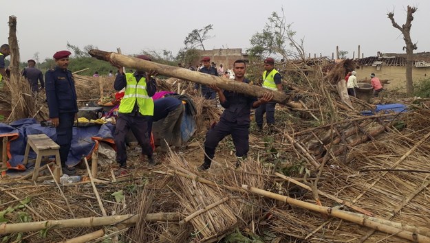Burza niszczyła domy, wyrywała drzewa i przewracała słupy energetyczne /BHUSAN YADAV /PAP/EPA