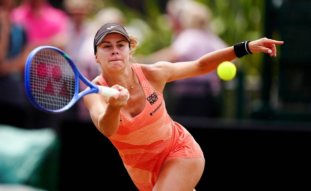 Burza przerwała zacięty pojedynek Linette z Pegulą