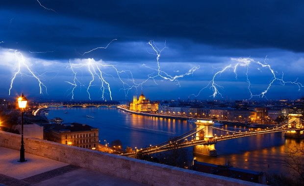 Burza roku na Węgrzech. "Pioruny uderzały niemal co sekundę"