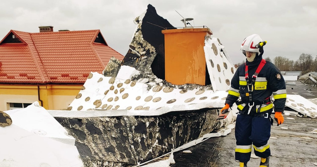 Burza śnieżna na Podkarpaciu. Strażacy usuwają skutki