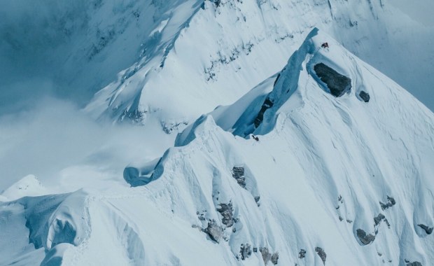 Burza śnieżna odcięła drogę turystom. Trwa akcja ratunkowa na zboczach Mount Everestu